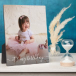 Marco de imagen de cumpleaños Easel Back Frameless<br><div class="desc">La placa de tableta con un caballete integrado muestra tu foto favorita y cualquier texto colocado directamente en el panel duro para una imagen asombrosamente nítida con una superficie limpia y fácil de limpiar. Excelente como regalo o para mostrar tu foto favorita en tu casa. CONSEJO: Si usas placa cuadrada,...</div>
