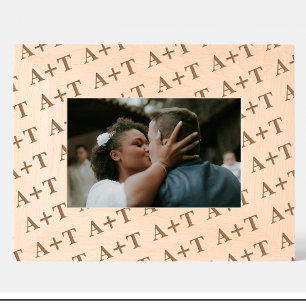 Marco de madera grabado con patrón de monograma bo