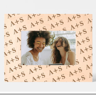 Marco de madera grabado con patrón de monograma de