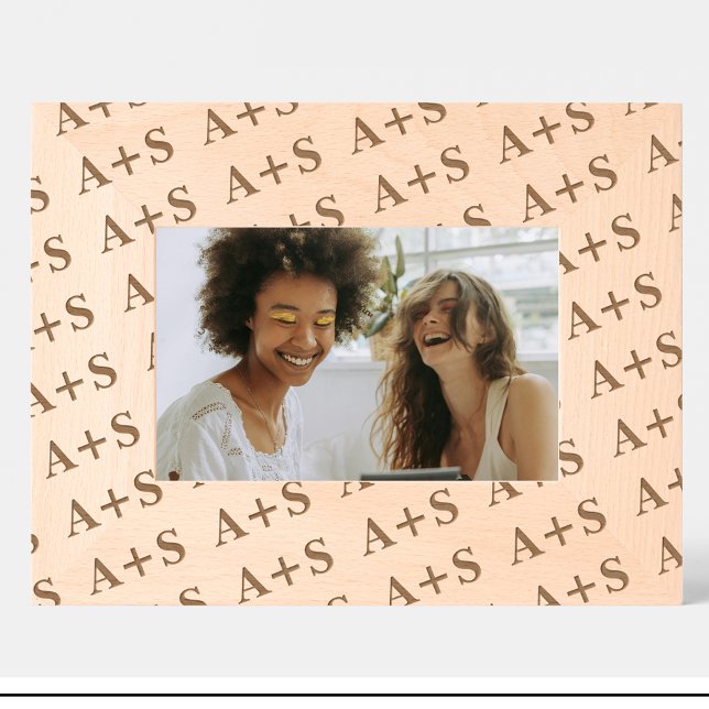 Marco de madera grabado con patrón de monograma de (Subido por el creador)