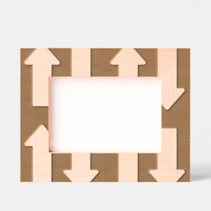 Marco de madera grabado con relieve hacia arriba y