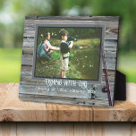 Marco De Madera Pescado Foto Memoria Con Texto<br><div class="desc">Un regalo especial de memoria para papá o abuelo con un tema de pesca. Personaliza este estilo rústico de madera, de pie enmarcado con dos líneas de texto debajo de una fotografía familiar. La madera gris marrón es el fondo del texto azul claro con la imagen de la barra de...</div>