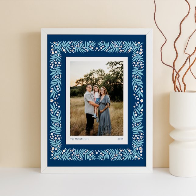 Marco floral de arte folclórico azul marino con te (Navy blue Scandinavian folk art style frame with custom photo and text caption)