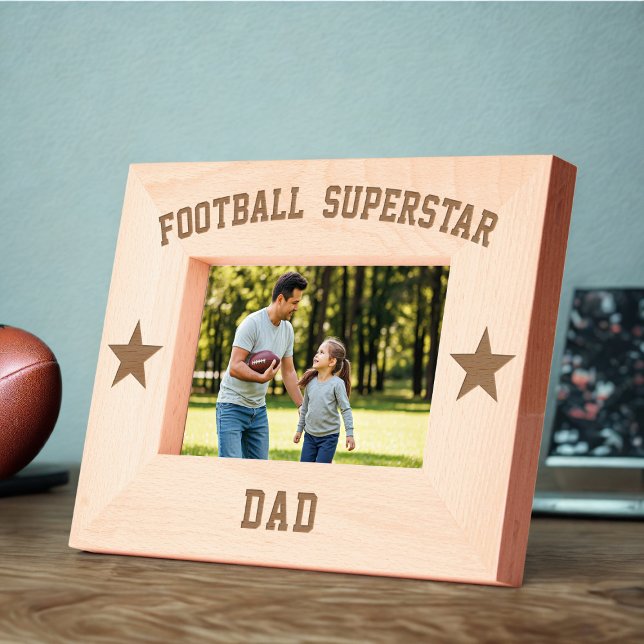 Marco grabado de madera de la superestrella del fú (Add your Dad's name to this Football Superstar wooden etched frame. Makes a great Father's Day gift)