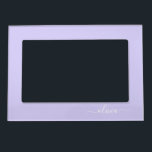 Marco Magnético Lavender Purple Modern Script Girly Monograma Nomb<br><div class="desc">Lavanda Purple Simple Script Monograma Nombre Marco magnético. Esto hace que la graduación perfecta,  el cumpleaños,  el boda,  la ducha de novia,  el aniversario,  la ducha de bebé o la fiesta de soltera sea un regalo para alguien que ama el lujo glam y los estilos de moda.</div>
