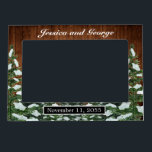 Marco Magnético Madera nevada y matrimonio de campo forestal<br><div class="desc">fotograma del boda. Madera rústica marrón,  fondo de nieve y bosque nevado. Acogedor estilo rústico vintage. Hay más artículos disponibles en este estilo en nuestra tienda. Puede editar el diseño más adelante,  cambiar colores,  fuentes y añadir texto extra haciendo clic en el enlace "personalizar más adelante".</div>