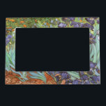 Marco Magnético Vincent van Gogh - Irises<br><div class="desc">Irises (1889) de Van Gogh es una pintura vintage post impresionsionismo de arte fino de naturaleza floral. Un grupo de iris morados con barba y una sola flor blanca de iris que crece en un jardín. Fue una de sus primeras pinturas cuando estuvo en el asilo en Saint-Remy-de-Provence. En 1987...</div>