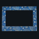 Marco Para Fotos Magnético Chanukah Chanukah<br><div class="desc">5" x 7" marco magnético con una imagen de los dreidels de plata y de los menorahs de plata encendidos en azul. Sostiene un 4" x 6" foto. Vea el imán cuadrado a juego. Vea la colección entera del imán de Jánuca en la sección de los DÍAS DE FIESTA.</div>
