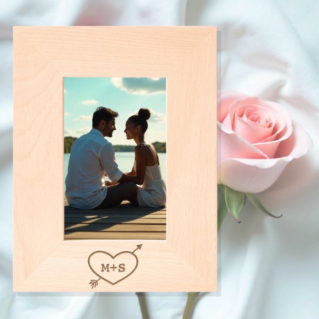 Marcos Grabados Corazón con flecha e iniciales de pareja romántica (Subido por el creador)