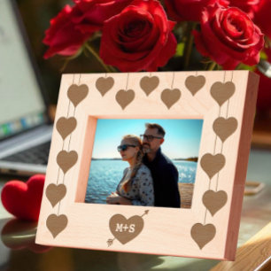 Marcos Grabados Corazón de amor con flecha e iniciales de pareja r