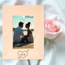 Marcos Grabados Corazón de amor con flecha y iniciales de pareja r