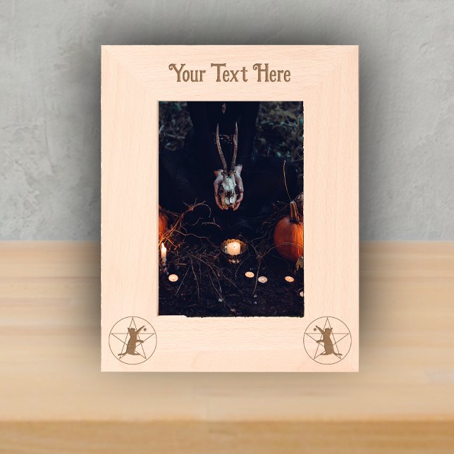 Marcos Grabados Estrella negra del gato ennegrecida en bruja del c (Witch Halloween theme wood picture frame black cats stars on pentagram in circles.)