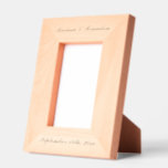 Marcos Grabados Foto de texto de guión personalizado de personaliz<br><div class="desc">Un marco grabado moderno que puede personalizarse según sus nombres iniciales y fecha boda en caligrafía de script. Un sencillo pero moderno diseño de escritura que puede ser utilizado como regalos de boda, regalos para el hogar, regalo de ducha de novia o decoración de casa. Un diseño minimalista de marco...</div>