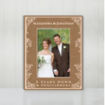 Marcos Grabados Foto romántica Boda de Forevermore recién casada E<br><div class="desc">Romántica Vintage Inspiración Estética Floral Scoll Border Boda Fotoláser Pintado Marcos De Madera. Los nombres de novia y de Groom en la parte superior del cuadro con un corazón en cada esquina superior. Cinco años para siempre para abajo. Perfecto para recién casados Navidades del 1er (para recién casados cambia de...</div>