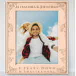 Marcos Grabados Foto romántica de Boda de Forevermore<br><div class="desc">Romántica Vintage Inspiración Estética Floral Scoll Border Boda Fotoláser Pintado Marcos De Madera. Los nombres de novia y de Groom en la parte superior del cuadro con un corazón en cada esquina superior. Cinco años para siempre para abajo. Perfecto para recién casados Navidades del 1er (para recién casados cambia de...</div>