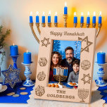 Marcos Grabados Happy Hanukkah Menorah, Dreidel, Gelt Custom Name<br><div class="desc">Celebra la Feria de las Luces con este hermoso marco de madera grabada con láser, diseñado para honrar la alegría y las tradiciones de Hanukkah! Con la frase "Feliz Hanukkah" en la parte superior, este marco está adornado con símbolos significativos, incluyendo una menorah, dreidels, gelt, y la Estrella de David,...</div>