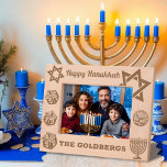 Marcos Grabados Happy Hanukkah Menorah, Dreidel, Gelt Custom Name<br><div class="desc">Celebra la Feria de las Luces con este hermoso marco de madera grabada con láser, diseñado para honrar la alegría y las tradiciones de Hanukkah! Con la frase "Feliz Hanukkah" en la parte superior, este marco está adornado con símbolos significativos, incluyendo una menorah, dreidels, gelt, y la Estrella de David,...</div>