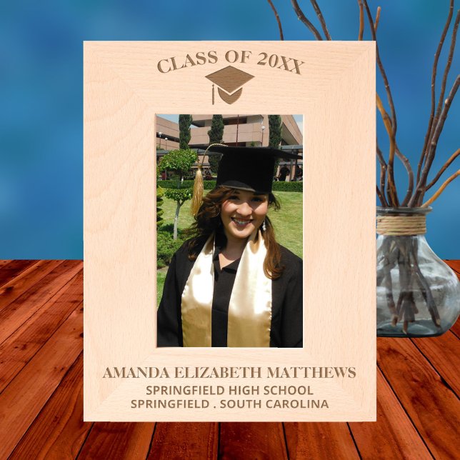 Marcos Grabados Imagen de graduación de Moda simple 4x6P Cap N Tas (The text templates make customizing this etched wood graduation picture frame a breeze)