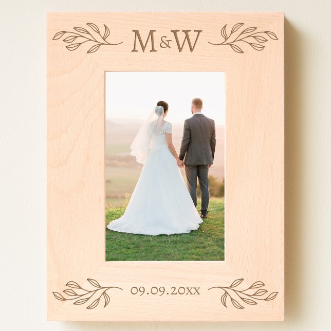 Marcos Grabados Iniciales monográficas de parejas de bodas Fecha P (Modern wedding couple monogram initials date personalized botanical leaf etched wooden frame)