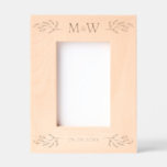 Marcos Grabados Iniciales monográficas de parejas de bodas Fecha P<br><div class="desc">Añade un toque de clase a tu foto boda favorita con este único diseño de hojas botánicas de monograma y fecha boda personalizado. Fuente serif moderna, minimalista y sencilla para un aspecto sofisticado. Hace que un encantador compromiso, boda o aniversario esté presente para la novia y el novio. Arte original...</div>