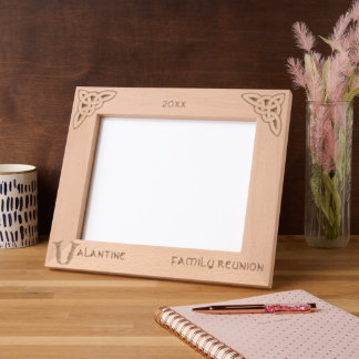 Marcos Grabados Letra celta V nombre personalizado