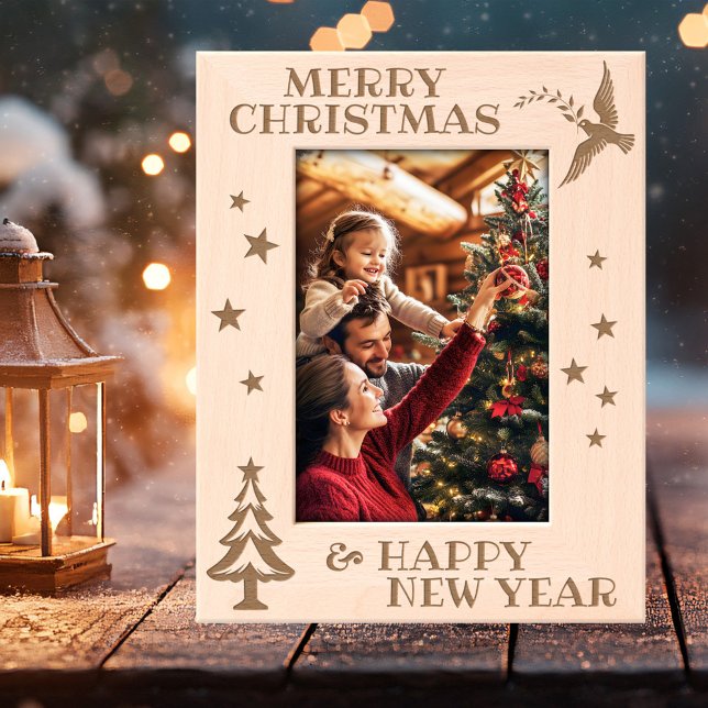 Marcos Grabados Moderna foto elegante de navidad navideña (Etched Holiday picture frame featuring a peace bringing dove and Christmas tree with stars)