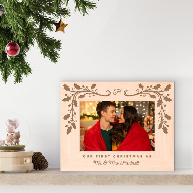 Marcos Grabados Monogram Holly Frame First Christmas as Mr & Mrs (Subido por el creador)