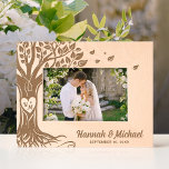 Marcos Grabados Monograma Nombres cardíacos Árbol de Boda de vida<br><div class="desc">Crea tu propio marco de madera personalizado con grabado personalizado usando una plantilla DIY única y elegante. El arte original de Raphaela Wilson presenta un hermoso árbol de la vida con ramas y raíces extravagantes. Añada sus propias iniciales grabadas con láser en monogramo dentro de la forma del corazón tallado,...</div>