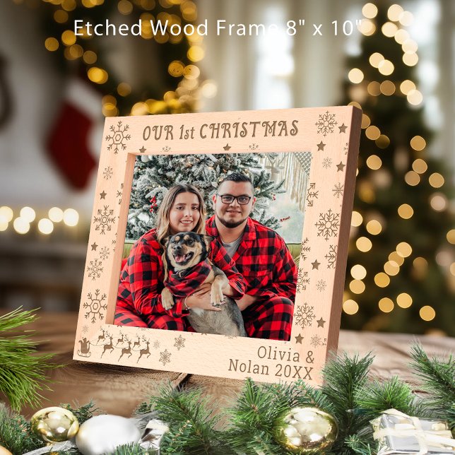 Marcos Grabados Nuestro primer nombre de pareja de ciervos y Papá  (Our First Christmas Santa & Deer Couple Name 10x8 Etched Frames)