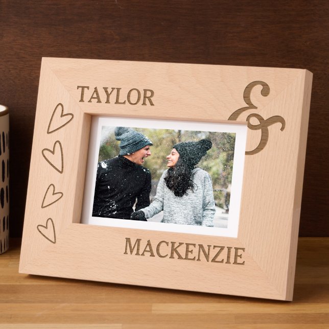Marcos Grabados Parejas Personalizadas nombran Corazones y Ampersa (Personalized Couples Names Hearts and Ampersand Etched Frames by Ricaso. Ideal gift for weddings etc)