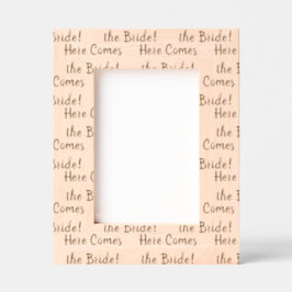Marcos Grabados Patrón de texto personalizado Aquí viene la novia
