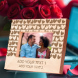 Marcos Grabados Regalo de diseño romántico del corazón con texto P<br><div class="desc">Este marco fotográfico de excelente elaboración le da un toque personal a sus preciados recuerdos. Con un encantador patrón cardíaco, este marco le permite personalizar de dos líneas de texto, lo que lo convierte en el regalo perfecto para sus seres queridos o en una elegante adición a su decoración casera....</div>