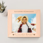 Marcos Grabados Romántica foto de dos corazones recién casados Bod<br><div class="desc">Romántico Dos Corazones Boda Fotoláser Trazado marcos de madera. Nombres de novia y de Groom en la parte superior del marco. Cinco años abajo y para siempre ir al fondo con dos corazones a cada lado. Perfecto para un regalo de quinto aniversario Boda, según la tradición la madera simboliza la...</div>