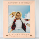 Marcos Grabados Romántica foto de dos corazones recién casados Bod<br><div class="desc">Romántico Dos Corazones Boda Fotoláser Trazado marcos de madera, recién casados. Los nombres de novia y de Groom en la parte superior del cuadro con un corazón en cada esquina superior. Cinco años para siempre para abajo. Perfecto para recién casados Navidades del 1er. o para un regalo de 5º aniversario...</div>