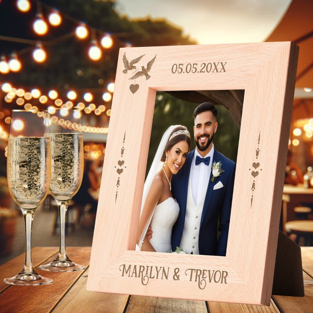 Marcos Grabados Sencilla y elegante foto de Boda de pájaros de amo (Etched picture frame featuring two pigeon love birds with a heart and minimalist heart ornaments)