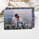 Mares y saludos | Tarjeta fotográfica de vacacione<br><div class="desc">Envíe saludos de vacaciones a amigos y familia en estilo náutico con estas tarjetas de fotos de vacaciones de moda costera. El diseño muestra tu foto favorita con "mares y saludos" colocados con letras dibujadas a mano blanca. Personaliza con tus nombres, saludo personalizado (mostrado con "Feliz Navidad") y el año....</div>