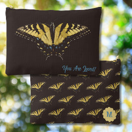 Mariposa amarilla e inicial en la bolsa accesoria