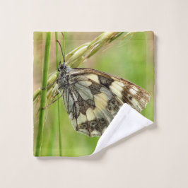 Mariposa blanca desangrada en la hierba