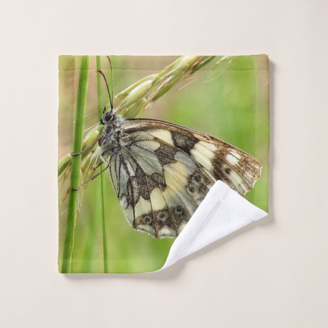 Mariposa blanca desangrada en la hierba (Toallita)