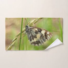 Mariposa blanca desangrada en la hierba