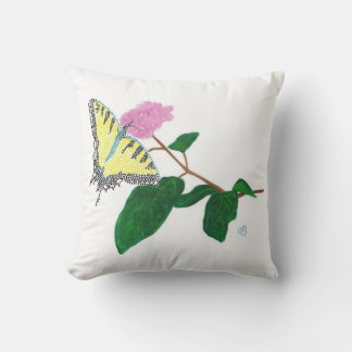Mariposa de cola cruda amarilla sobre almohada de