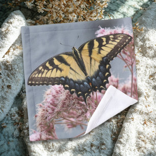 Mariposa de cola cruda tigre en flor silvestre ros