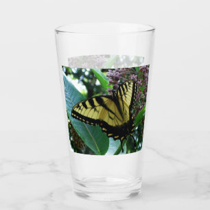 Mariposa de cola torta I en Milkweed en Shenandoah