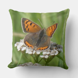 Mariposa de fuego en el Cojín decorativo de las fl