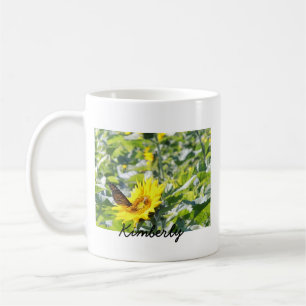 Mariposa de monarca en la taza de café del girasol