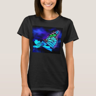 Mariposa en camiseta ligera azul