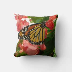 Mariposa en la almohada de flores rojas