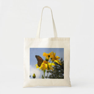 Mariposa en la bolsa de la tota del girasol