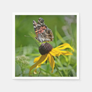 Mariposa en la servilleta de papel de las flores