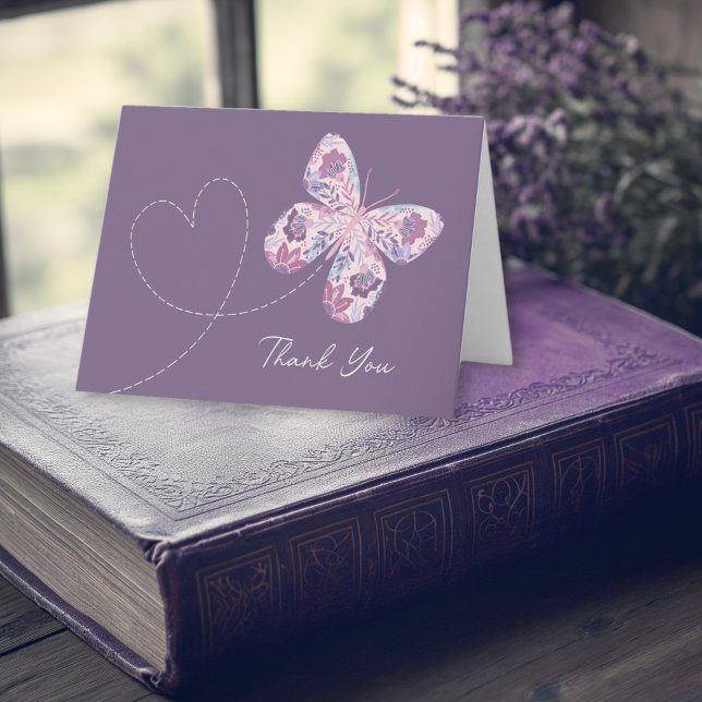 Mariposa floral en vuelo con corazón (Shown on a 4" x 5.6" folded note card)